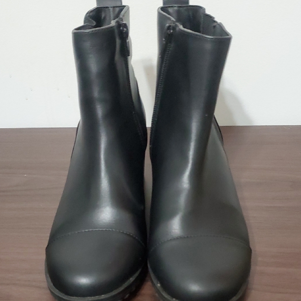 Giani Bernini Black Ankle Booties with Elastic Panels